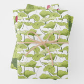 Lily lotus planten met groene spatronen inpakpapier vel (In situ)