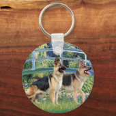 Lily Pond Brug - Twee Duitse Herders Sleutelhanger (Voorkant)