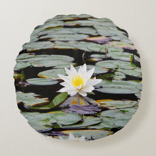 Lily Pond Surprise 1 Rond Kussen (Voorkant)