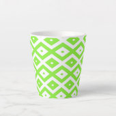 Lime green and white diamond pattern latte mok (Voorkant)