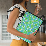 Lime Green Aqua Turquoise Retro Art Patroon Laptop Sleeve<br><div class="desc">Prachtige hedendaagse lime groen en aqua turquoise blauw gekleurde retro vormen patroon. Dit , funky, moderne en grillige hipster ontwerp is gemaakt voor de artistieke of artistieke hippe trendsetter, mod retro, modernist, nouveau deco art stijl of abstracte grafische geometrische motief liefhebber. Chique en cool item voor het man of vrouwen...</div>