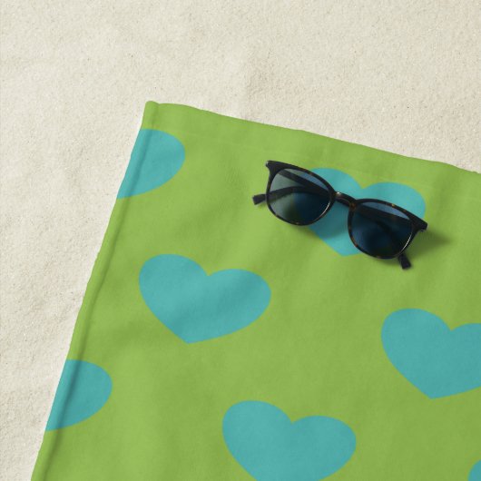 Lime Green Blue Cute Heart Pattern, gepersonalisee Strandlaken (In situ)