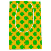 Lime Green Clover Ribbon van Kenneth Yoncich Medium Cadeauzakje (Voorkant)