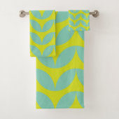 Lime Green en Aqua Blue Retro Leaf Pattern Bad Handdoek (Insitu)