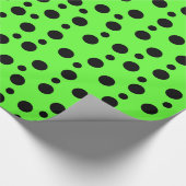 Lime Green en Black Polka Dots Gift Wrap Cadeaupapier (Hoek)