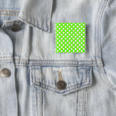 Lime Green en White Polka Dots Vierkante Button 5,1 Cm (In situ)