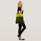 Lime Green Polka Dots op zwart monogram Tote Bag (Op model)