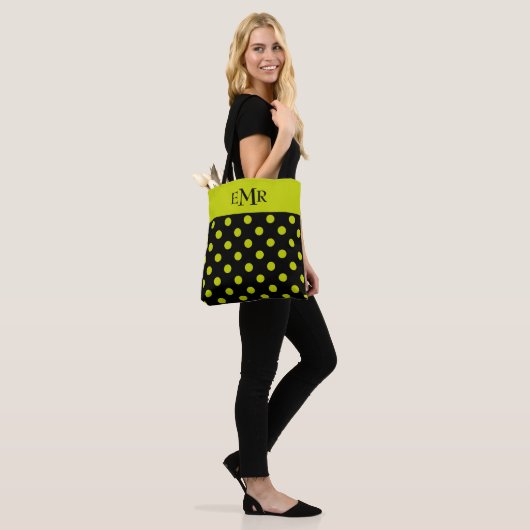 Lime Green Polka Dots op zwart monogram Tote Bag (Op model)