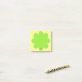 Lime Green Retro Bloem Naam Post It Note Pad (Op bureau)