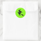 Lime Groen en Zwart Vliegende Heks Halloween Ronde Sticker (Tas)