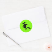 Lime Groen en Zwart Vliegende Heks Halloween Ronde Sticker (Envelop)