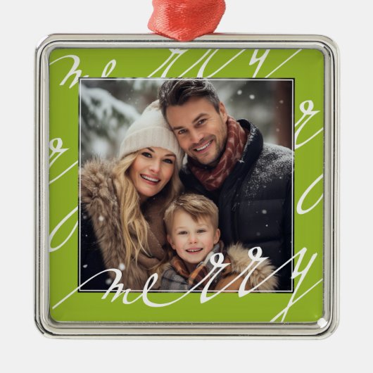 Lime Groen Fancy Script "Merry" Kerstfoto Metalen Ornament (Voorkant)
