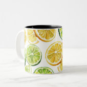 Lime Slices Mug: Zesty Citrus Kitchen Decor Tweekleurige Koffiemok (Voorkant links)