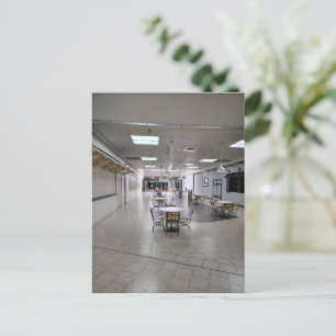 Liminale ruimte bijna verlaten winkelcentrum foodc briefkaart