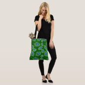 Limoen en Blauwe Peacock Feathers op Emerald Green Tote Bag (Op model)