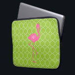 Limoen Groene Quatrefoil van de Flamingo van het Laptop Sleeve<br><div class="desc">Een gift die een illustratie van een roze flamingosilhouet kenmerken over een achtergrond van limoen groene quatrefoil.  Personaliseer met jouw naam binnen cirkel op het lichaam van de flamingo.</div>