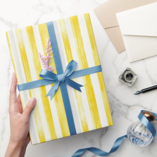 Limoengele witte strepen verjaardag cadeaupapier (Geschenken)
