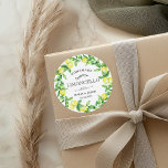 Limoncello Monogram Favor Classic Ronde Sticker<br><div class="desc">Versier uw huisgemaakte limoncello flessen met mooie labels en stickers om als cadeau te gebruiken. Kies tussen een witte en een houtskoolachtergrond met citroenbladeren en een fruitkrans. Al het script is in een schreefloos lettertype dat de illustraties elegant aanvult.</div>
