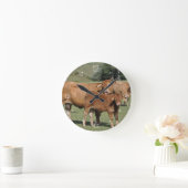 Limousin koe die haar kalf likt ronde klok (Huis)