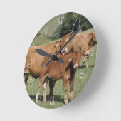 Limousin-koe die haar kalf spoelt ronde klok (Hoek)