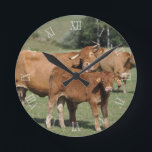 Limousin-koe die haar kalf spoelt ronde klok<br><div class="desc">Op een klok met cijfers in witte Romeinse cijfers, een foto van een gouden bruine leeuwenkuif met horens, die het kalf likt, terwijl het kalf zijn eigen neus likt.</div>