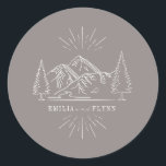 Line Art Mountains Wedding Amethyst Wedding Ronde Sticker<br><div class="desc">Illustratie van bergen met evergroene bomen. Achtergrond is amethyst</div>