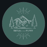 Line Art Mountains Wedding Emerald Wedding Ronde Sticker<br><div class="desc">Illustratie van bergen met evergroene bomen. Achtergrond is smaragdgroen.</div>