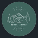 Line Art Mountains Wedding Emerald Wedding Ronde Sticker<br><div class="desc">Illustratie van bergen met evergroene bomen. Achtergrond is smaragdgroen.</div>