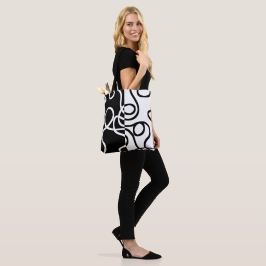Lineaire Persuasion I: Abstract Zwart & Wit Tote Bag (Op model)