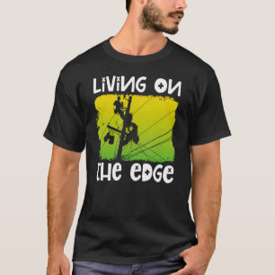 Lineman die op de rand van de stroomkabel leeft t-shirt