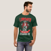 Lineman Line Worker omdat brandweerlieden nodig he T-shirt (Voorkant volledig)