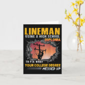 Lineman met behulp van een middelbare school diplo kaart (Gele Bloem)