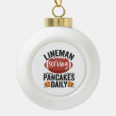 Lineman Serving Pancakes Daily Funny Football Gift Keramische Bal Ornament (Voorkant)