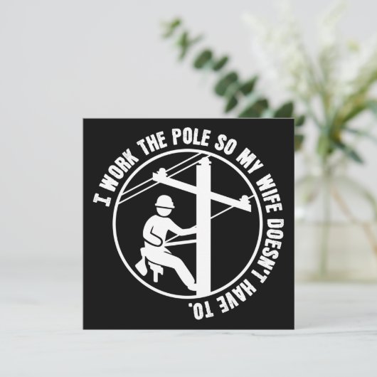 Lineman werkt de pool kaart (Staand voorkant)