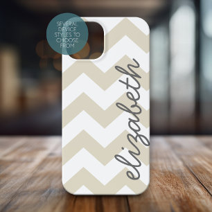 Linen Beige en Charcoal Chevrons and Name iPhone 15 Case