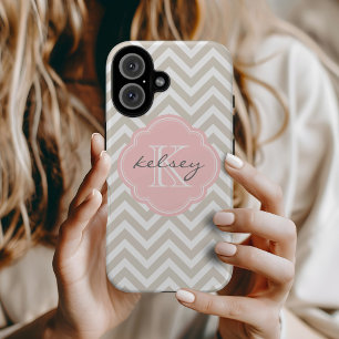 Linen Beige en Roze Chevron Custom Monogram iPhone 16 Hoesje