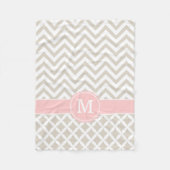 Linen Beige en Roze Chevron Custom Monogram Fleece Deken (Voorkant)