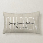 Linen Kijk kinderen op persoonlijke titel Kussen<br><div class="desc">Gepersonaliseerde rustige, hedendaagse, zwarte en witte tekst monogrammed kussen met de namen van uw kinderen op de voorkant en uw favoriete citaat op de achterkant. Samen met de datum werd het gezin in een typografische bekledingsontwerp op het woord "kinderen" in blokletters en een PRINTED beige linen foto-effect achtergrond gevormd. Linen...</div>