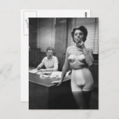 Lingerie model roken in een kantoor briefkaart (Voorkant / Achterkant)