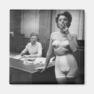 Lingerie model roken in een kantoor magneet