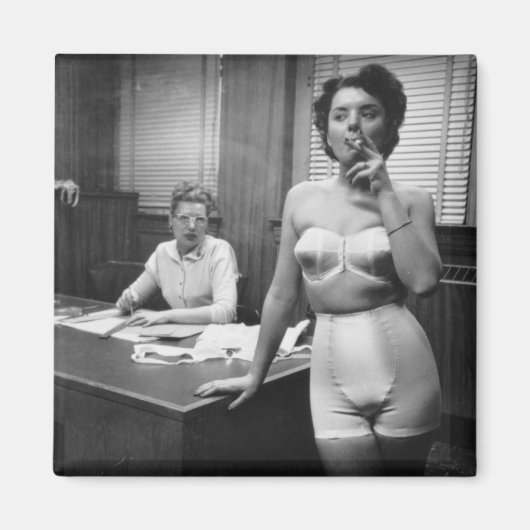 Lingerie model roken in een kantoor magneet (Voorkant)