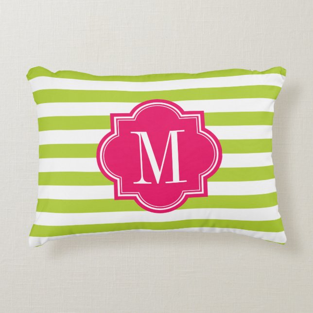 Linggroene strips met warmroze monogram accent kussen (Voorkant)