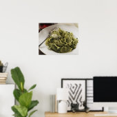 Linguïn met pesto en Parmesan, rode wijn Poster (Thuiskantoor)