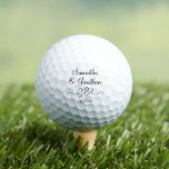 Linked Hearts Elegant Wedding Couple's namen Golfballen<br><div class="desc">Deze golfballen zijn een prachtig cadeau voor koppels of voor de ene partner om aan de andere te geven. Het romantische ontwerp is voorzien van een schattige gelinkte hartengrafiek, samen met de namen van het paar en de trouwdatum geschreven in elegante scriptbelettering. Doordacht en mooi, deze golfballen zijn een geweldig...</div>
