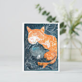 Linocut zwarte en rode kat knuffelen in een Struik Briefkaart (Staand voorkant)