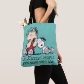 Linus vergeleken met Snoopy's oor Tote Bag (Dichtbij)