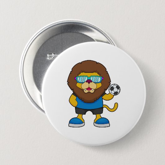 Lion als Voetbalspeler met Voetbal Ronde Button 7,6 Cm (Voorkant /achterkant)