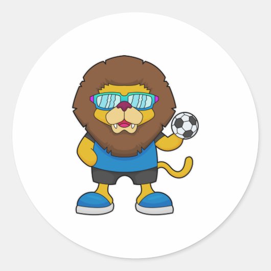 Lion als Voetbalspeler met Voetbal Ronde Sticker (Voorkant)