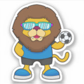 Lion als Voetbalspeler met Voetbal Sticker (Voorkant)