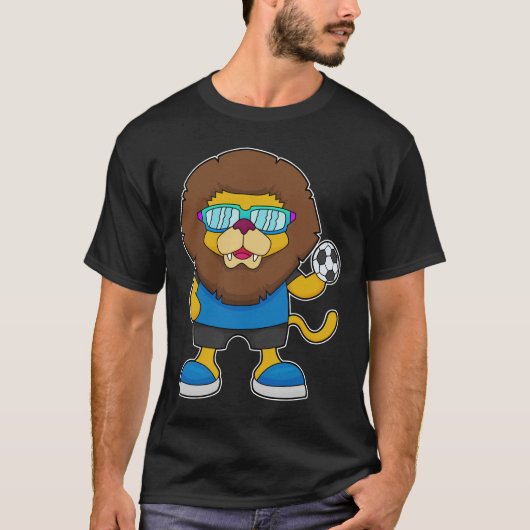 Lion als Voetbalspeler met Voetbal T-shirt (Voorkant)